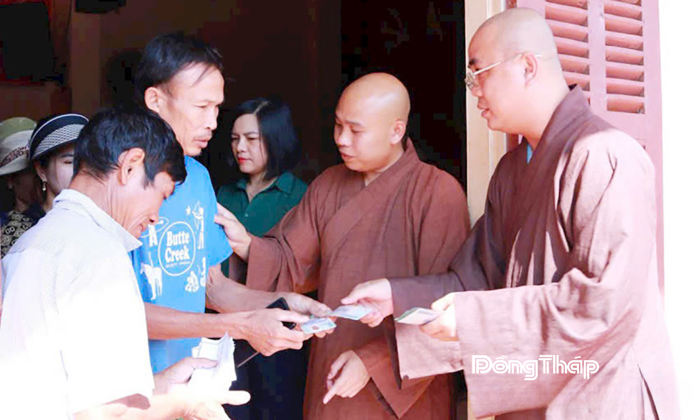 Chùa Liên Hoa (xã Bình Ninh, tỉnh Đồng Tháp) thăm hỏi, động viên và trao quà  hỗ trợ người dân miền Bắc khắc phục hậu quả sau lũ, ổn định cuộc sống.          Ảnh: T.L