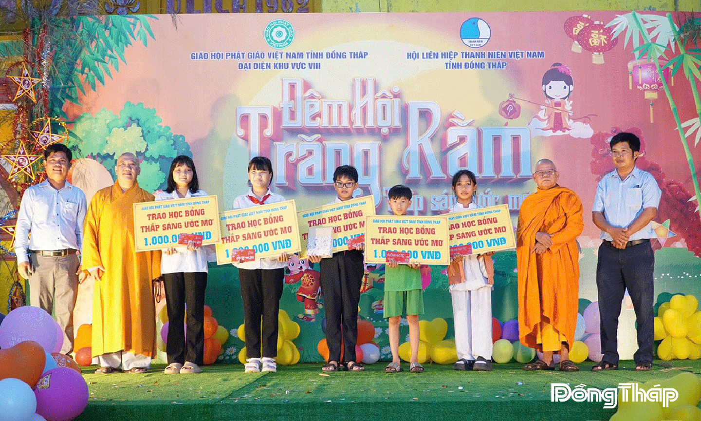 Giáo hội Phật giáo Việt Nam tỉnh Đồng Tháp - Đại diện khu vực VIII trao học bổng cho học sinh có hoàn cảnh khó khăn  trên địa bàn xã Tân Đông.
