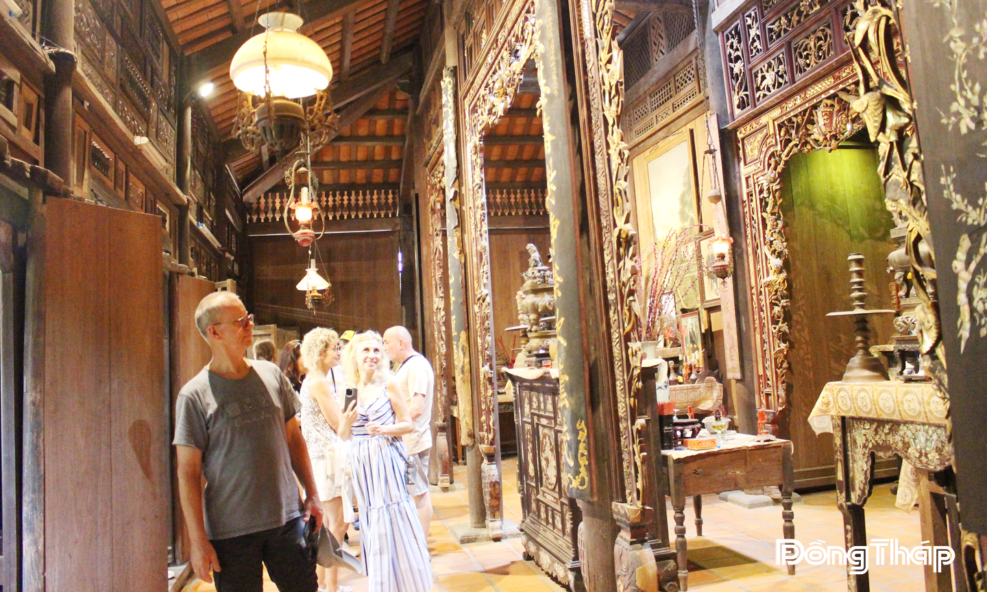 Du khách nước ngoài tham quan kiến trúc độc đáo của nhà cổ.