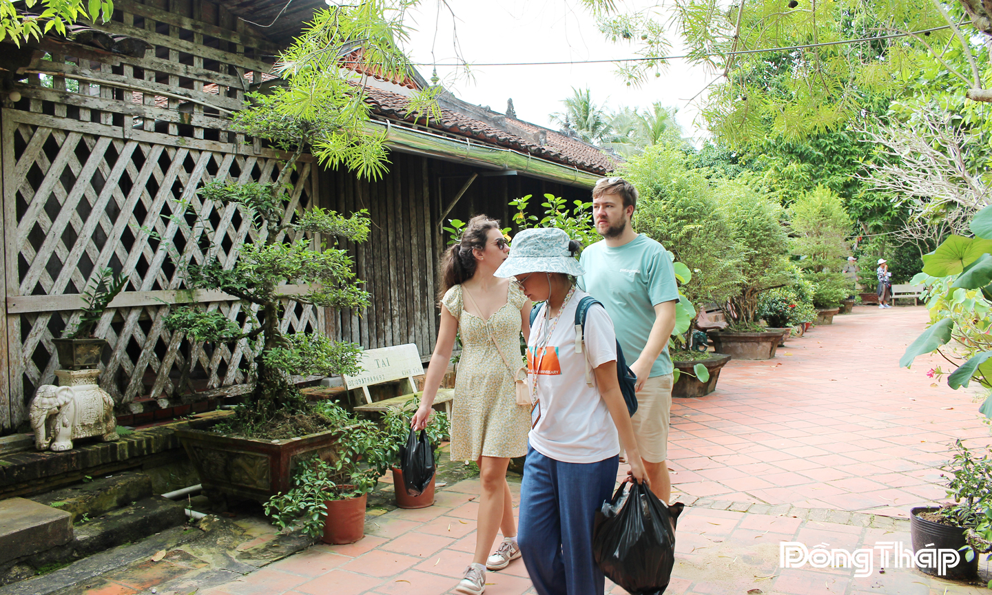 Du khách tham quan ngôi nhà cổ của ông Trần Tuấn Kiệt được xây dựng bằng gỗ vào khoảng năm 1838.