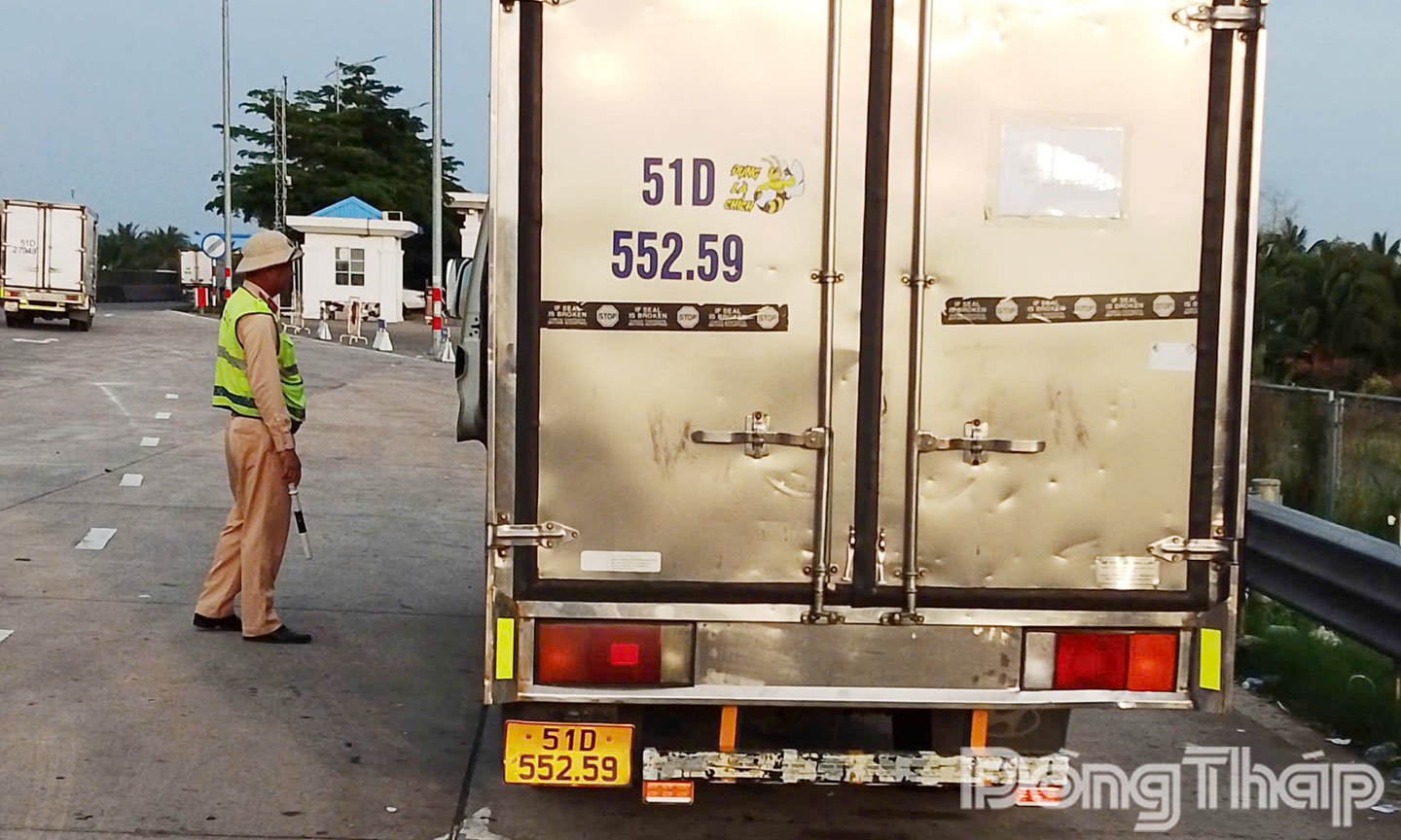 Tài xế và phương tiện được lực lượng CSGT mời làm việc.