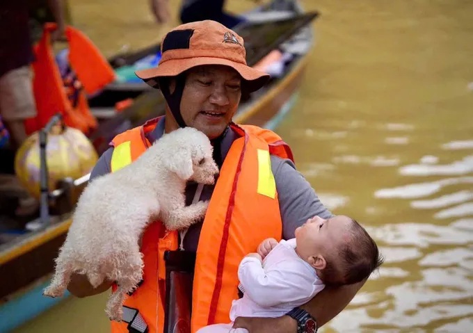 Anh Đào Đặng Công Trung mang ca nô từ Đà Nẵng vào cứu trợ nhiều người dân các xã phía Đông Đắk Lắk bị ngập sâu.