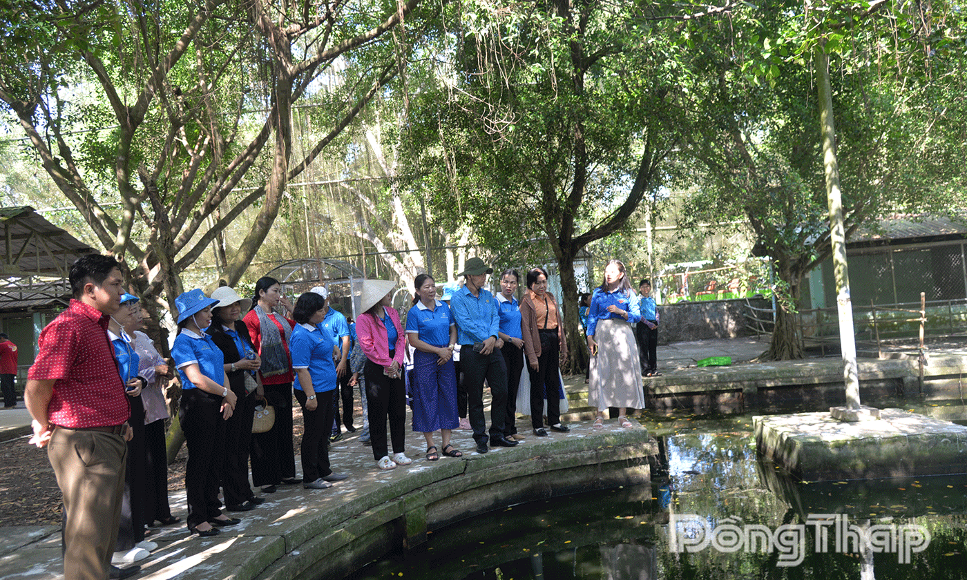 Du khách tham quan các loài vật được bảo tồn tại khu bảo tồn.