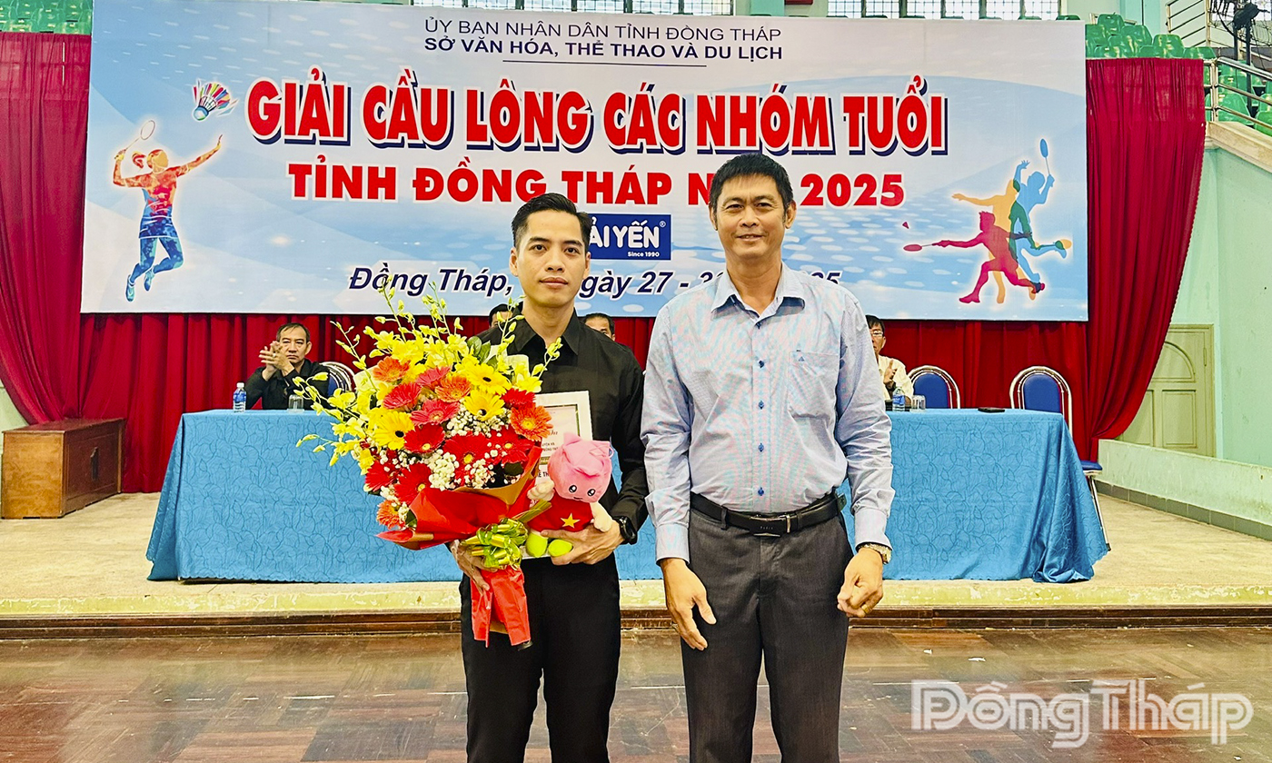 Lãnh đạo Trung tâm Huấn luyện - Thi đấu Thể thao tỉnh Đồng Tháp tặng hoa cảm ơn đơn vị tài trợ.