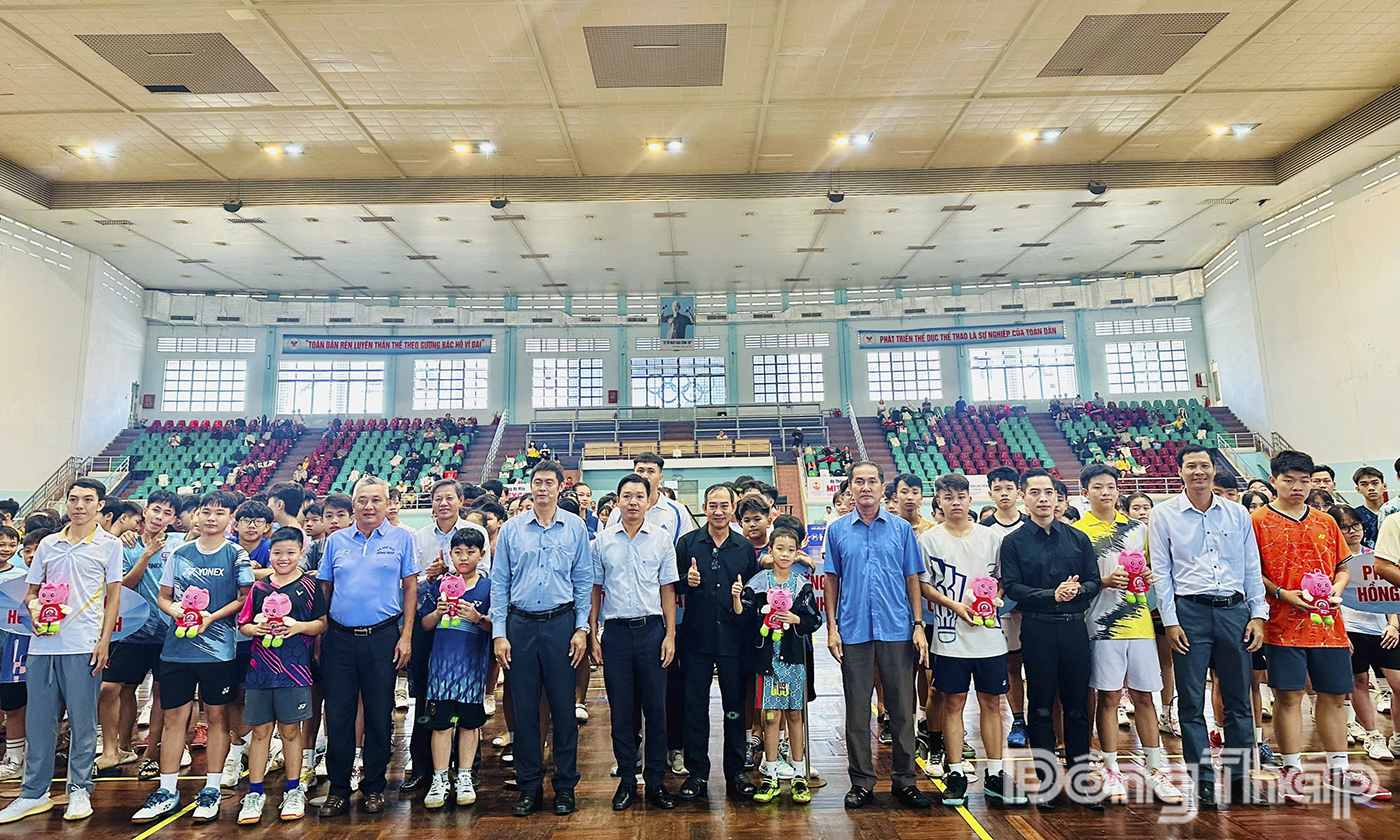 Lãnh đạo Trung tâm Huấn luyện và Thi đấu Thể thao tỉnh Đồng Tháp tặng quà lưu niệm cho các đội tham dự giải.