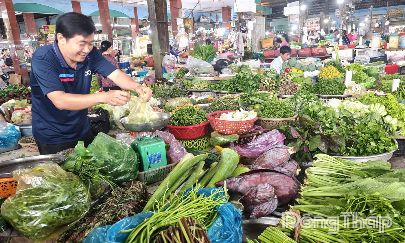 Rau củ về các chợ nhiều hơn, giá giảm dần