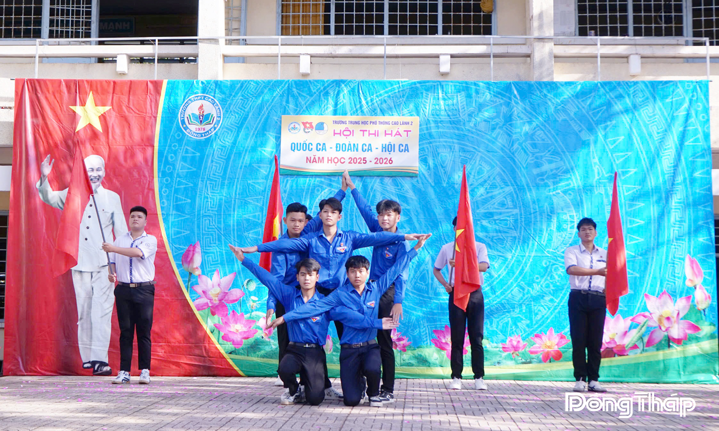 Đoàn trường thường xuyên tổ chức các hoạt động phong trào như hát Quốc ca - Đội ca nhằm nuôi dưỡng tình yêu quê hương, lòng tự hào dân tộc và tinh thần “uống nước nhớ nguồn”, tạo nền tảng để các em trở thành đoàn viên, đảng viên trẻ ưu tú.