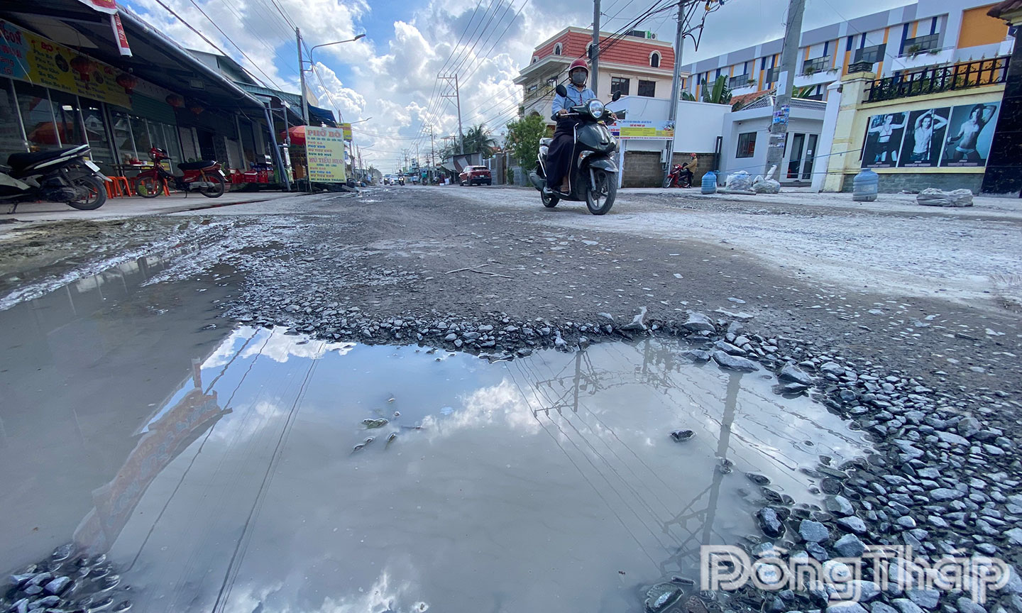 Nhiều vị tr&iacute; xuất hiện ổ g&agrave; tr&ecirc;n đường 878B (x&atilde; T&acirc;n Hương).