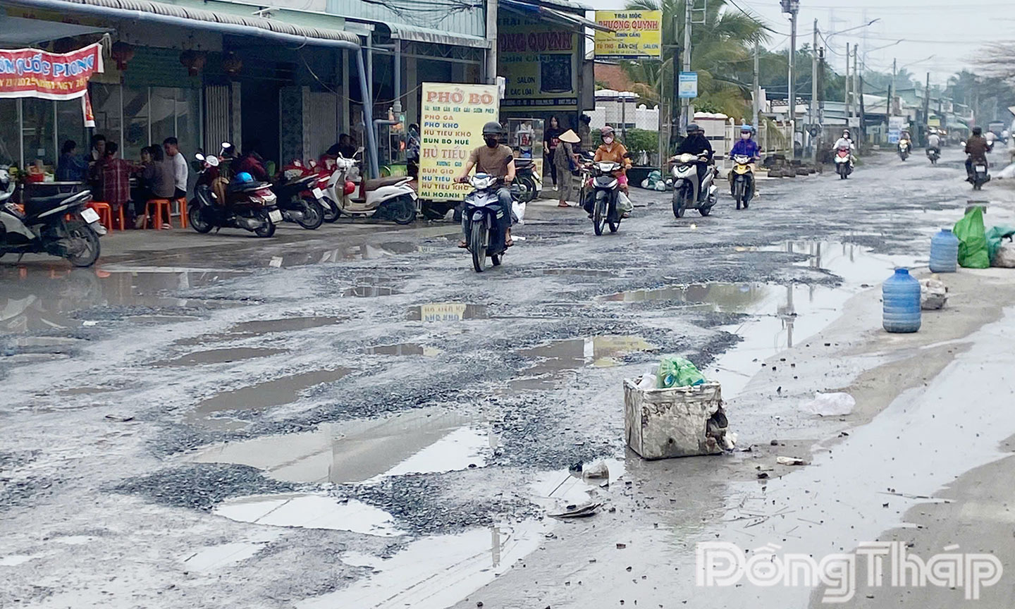 H&agrave;ng ng&agrave;n c&ocirc;ng nh&acirc;n phải đi qua tuyến đường 878B.