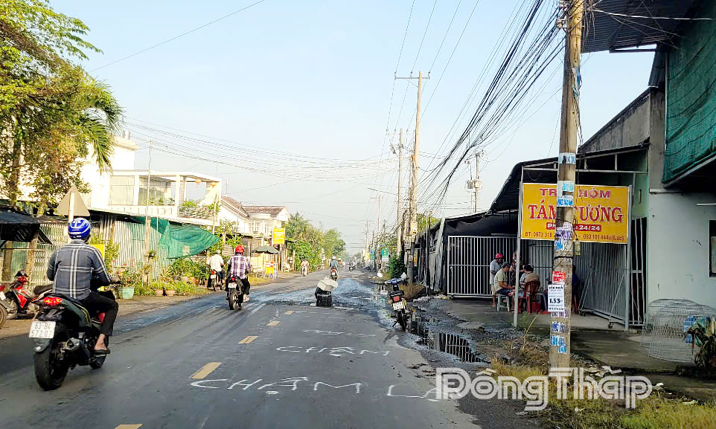 Người d&acirc;n phải d&ugrave;ng sơn trắng vẽ cảnh b&aacute;o từ xa.