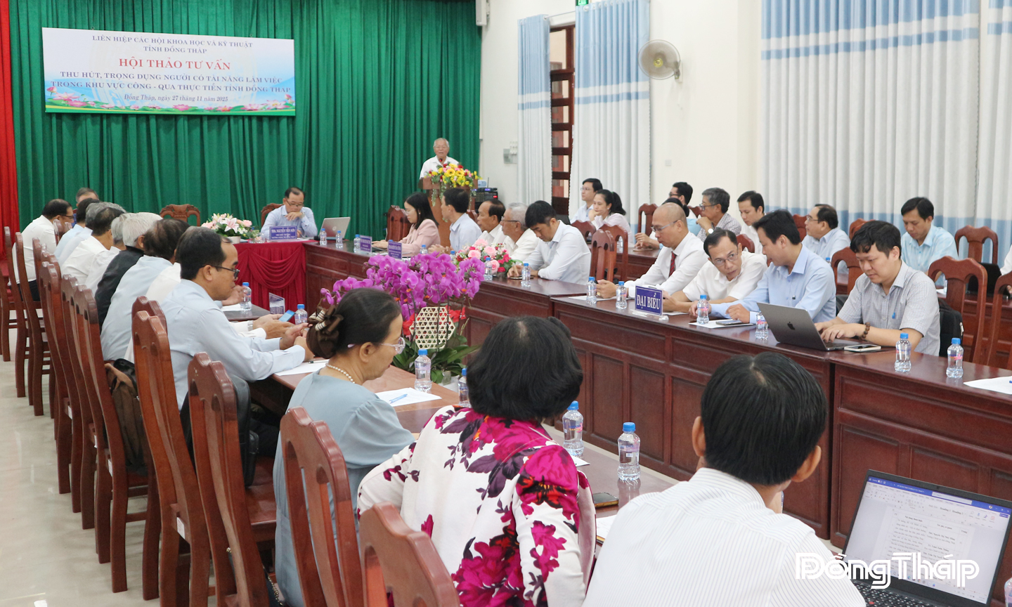 Đại biểu tham dự hội thảo tư vấn ”Thu hút, trọng dụng người có tài năng làm việc trong khu vực công - Qua thực tiễn tỉnh Đồng Tháp”.