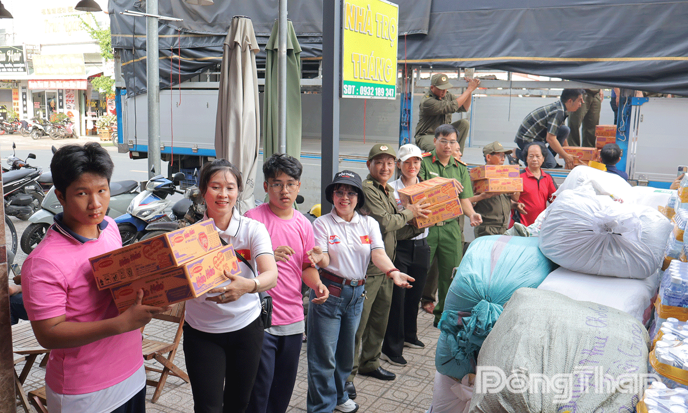 Vận chuyển hàng chục tấn hàng hóa lên xe đến với đồng bào Trung bộ.