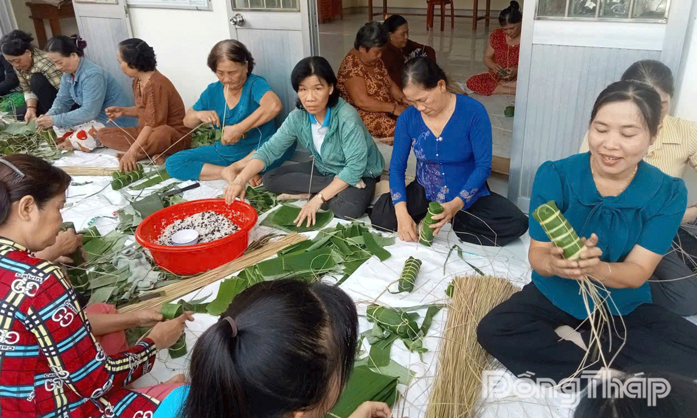 Phụ nữ xã Bình Ninh gói trên 500 đòn bánh tết gửi đồng bào Trung bộ.