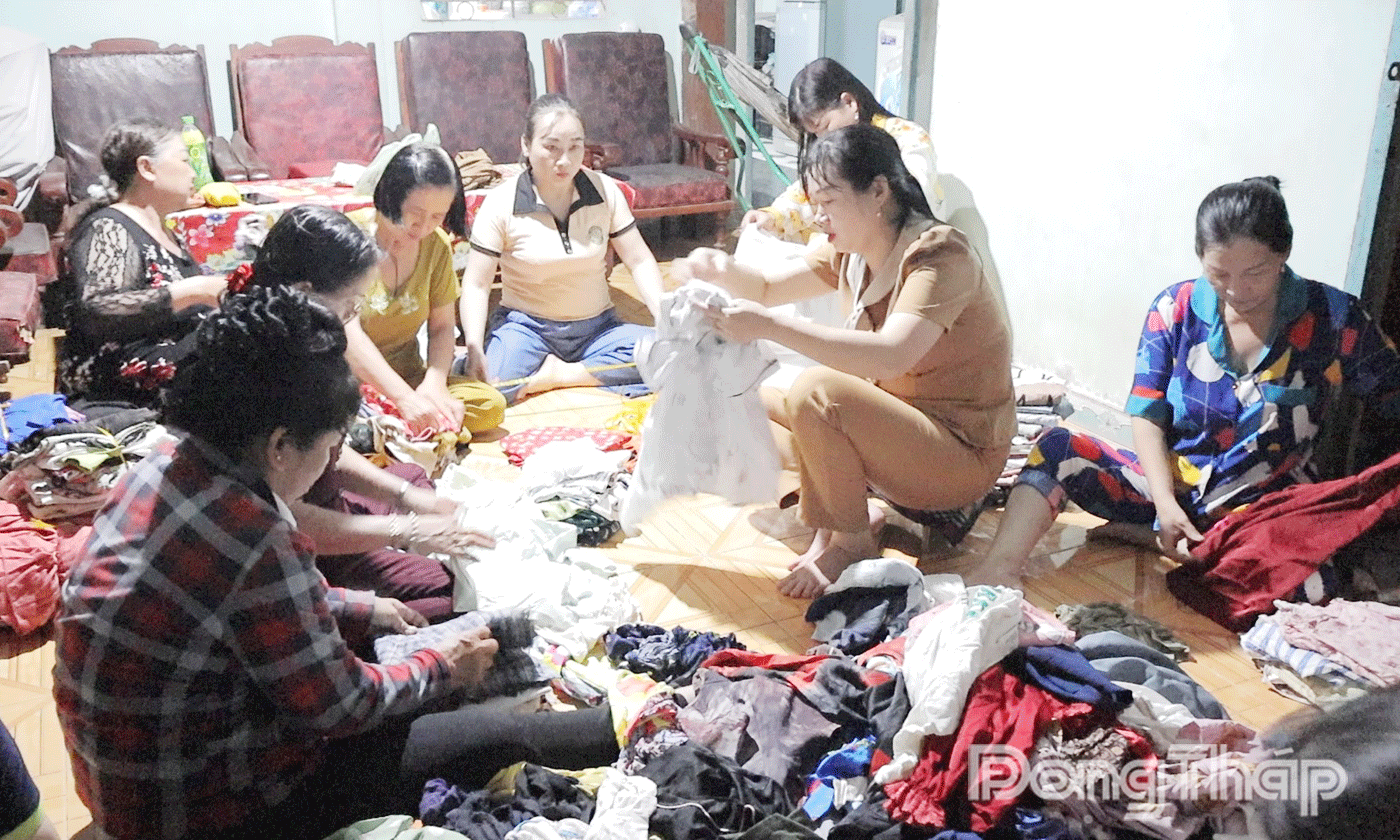 Phụ nữ xã Tân Thuận Bình vận động hàng ngàn bộ quần áo cũ- mới để trao tặng bà con Trung bộ.