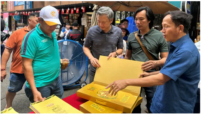 Công chúng tìm hiểu bộ lịch “Việt Nam: Độc lập - Thống nhất - Đổi mới - Phát triển” tại Đường sách TPHCM. Ảnh: HỒ SƠN