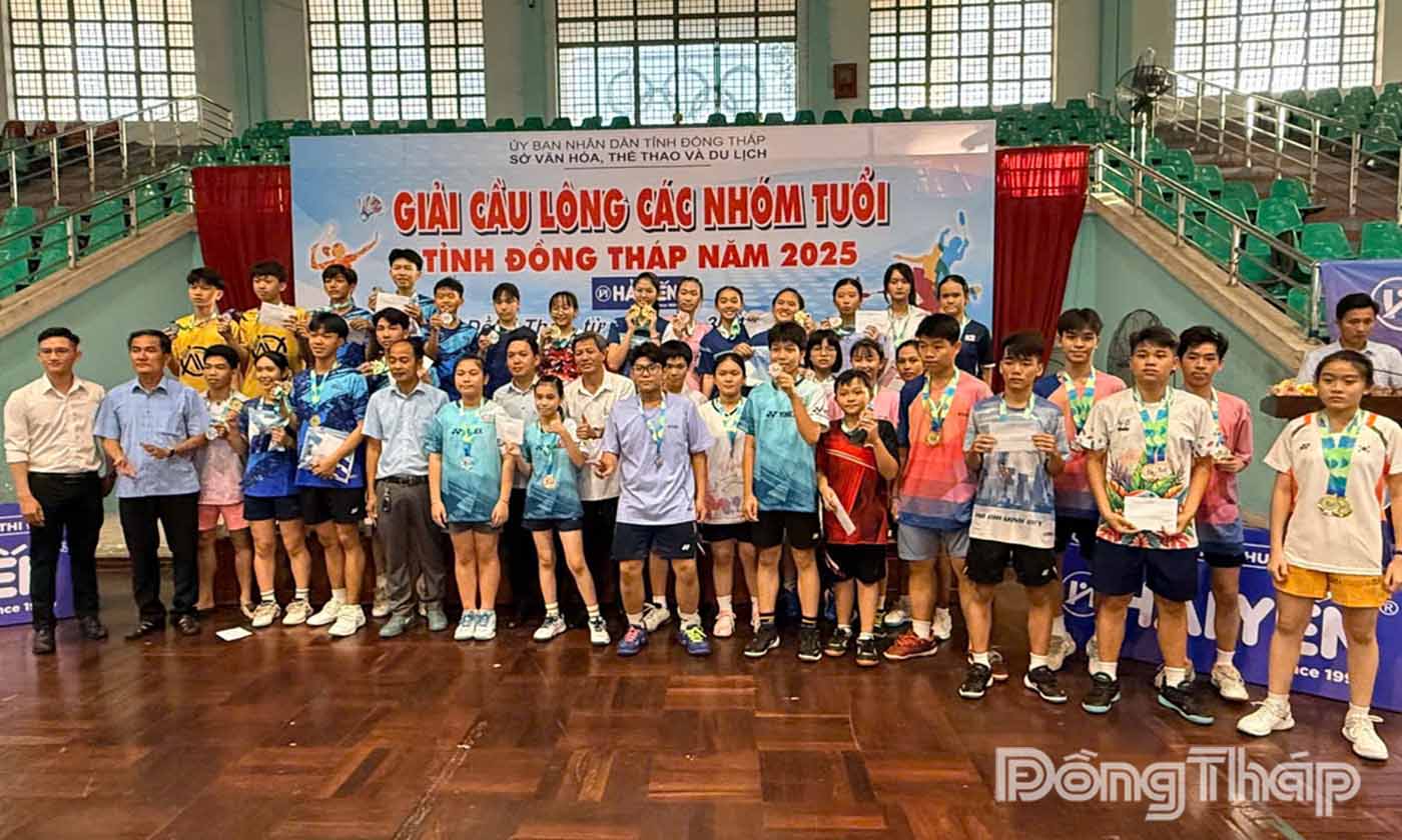 Bán tổ chức chụp ảnh lưu niệm cùng với các VĐV đạt thành tích.