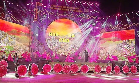 ĐTO/NDO- Tuyen Quang Province opened the 11th Buckwheat Flower Festival 2025 at the Thanh Nien Square in Dong Van Commune on November 29.