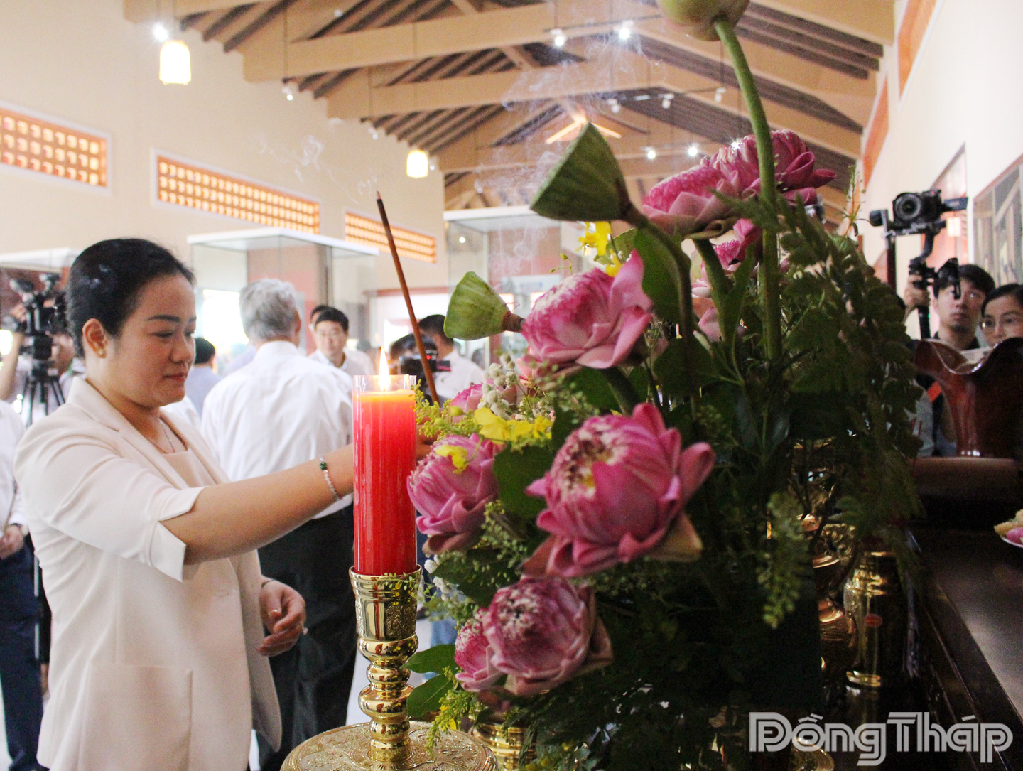 Phó Bí thư Thường trực Tỉnh ủy Nguyễn Hải Trâm thắp hương cho đồng chí Phạm Hữu Lầu, Bí thư Chi bộ An Nam Cộng sản Đảng đầu tiên của tỉnh Đồng Tháp.