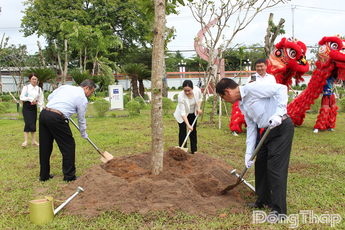 Các đồng chí lãnh đạo tỉnh Đồng Tháp trồng cây lưu niệm trong Khu lưu niệm Chi bộ An Nam Cộng sản Đảng.