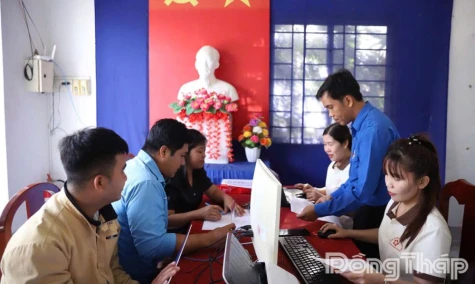 Xã Tân Khánh Trung: Triển khai mô hình Đồng hành cùng người dân và doanh nghiệp trong chuyển đổi số