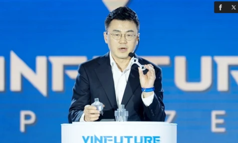 Giáo sư giới thiệu robot di chuyển như côn trùng, mọc rễ như cây