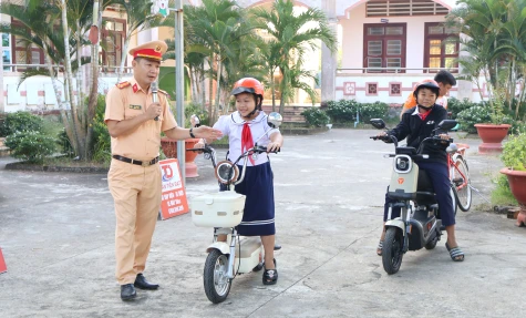 Hướng dẫn lái xe an toàn cho học sinh xã Mỹ Quí