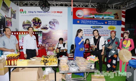 Đông đảo người dân đến xem trưng bày, triển lãm “Kết nối văn hóa, du lịch và làng nghề”