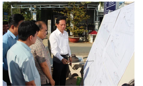 Phó Chủ tịch UBND tỉnh Đồng Tháp Nguyễn Thành Diệu khảo sát tình hình sạt lở