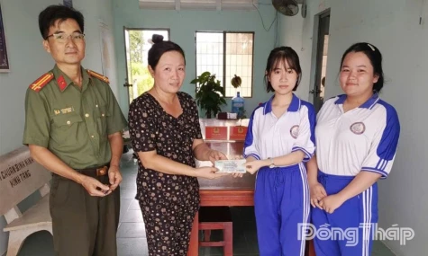 2 học sinh Trường THPT Vĩnh Bình nhặt của rơi trả lại cho người bị mất