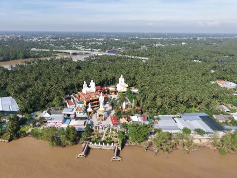 Chùa Liên Hoa bên bờ sông Tiền