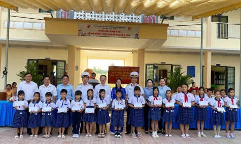 Hải đoàn 129 Hải quân: Thăm, tặng quà học sinh khó khăn Trường Tiểu học Nguyễn Thị Tốt