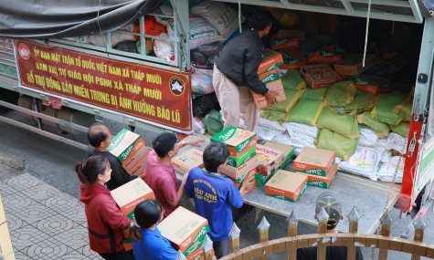 Xã Tháp Mười: Vận động 2.000 phần quà hỗ trợ đồng bào miền Trung bị lũ lụt