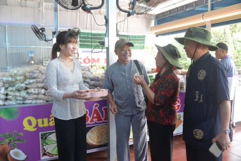 “Giữ lửa” cốm nếp, kẹo dừa 
trên cù lao Thới Sơn