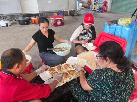 Những suất ăn 0 đồng - Nghĩa tình của nhóm chị em tiểu thương Mỹ Tho