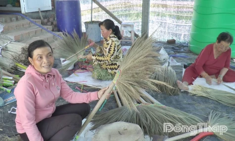 Xã Tân Phú Đông: Bó chổi bông sậy  giúp tăng thu nhập cho lao động nông nhàn