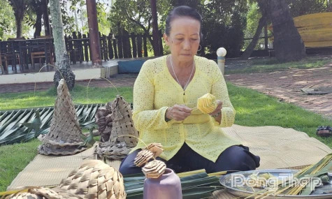 Người giữ hồn cho lá dừa ở cù lao Thới Sơn