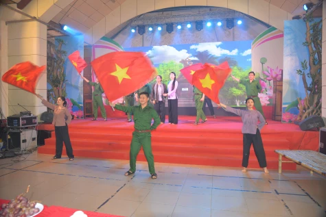 “Làm mới” cải lương để giữ hồn di sản