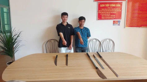 Công an mời làm việc 2 đối tượng chém người chỉ vì tiếng nẹt bộ