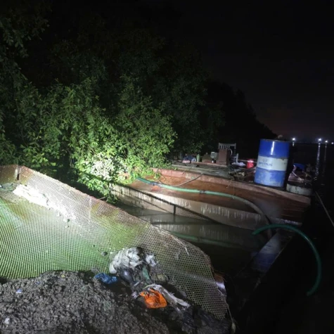 Tạm giữ 2 phương tiện hút cát trái phép giữa đêm khuya