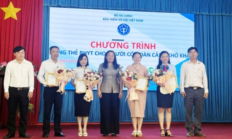 200 người có hoàn cảnh khó khăn được tặng thẻ bảo hiểm y tế