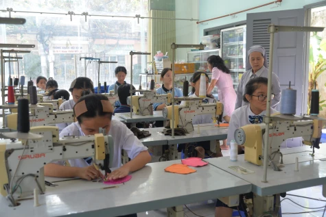 Dạy nghề, hành trang giúp trẻ khuyết tật hòa nhập cộng đồng