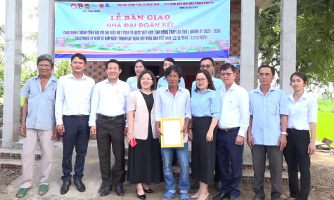 Xã Long Bình: Trao nhà đại đoàn kết cho hộ có hoàn cảnh khó khăn