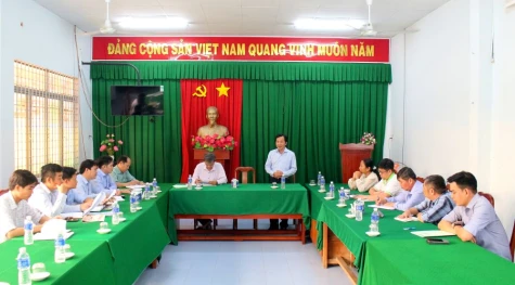 Lãnh đạo Báo và phát thanh, truyền hình Đồng Tháp làm việc với xã Long Định về công tác phối hợp tuyên truyền