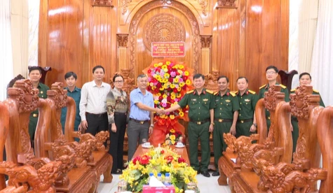 Lãnh đạo phường Mỹ Phong thăm, chúc mừng Bộ Chỉ huy Quân sự tỉnh Đồng Tháp