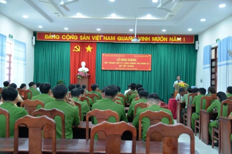 Khai giảng lớp Trung cấp lý luận chính trị hệ tập trung, khóa A01-CAT