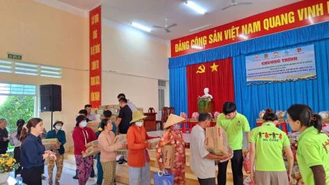 Xã Gia Thuận: Trao quà cho các gia đình có hoàn cảnh khó khăn