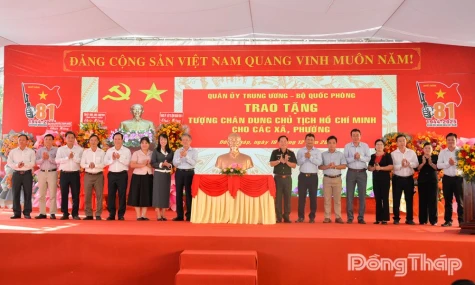 Trao tặng tượng chân dung Chủ tịch Hồ Chí Minh cho 102 phường, xã tại tỉnh Đồng Tháp