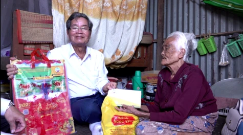 Xã Tân Thạnh: Trao quà hỗ trợ các hộ gia đình có hoàn cảnh đặc biệt khó khăn