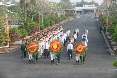 Lãnh đạo tỉnh Đồng Tháp viếng Nghĩa trang Liệt sĩ tỉnh