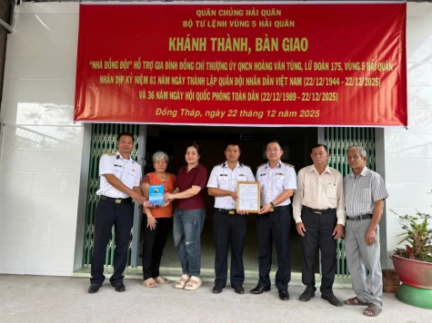 Vùng 5 Hải quân bàn giao nhà Đồng đội cho Thượng úy Hoàng Văn Tùng